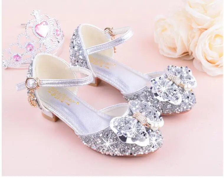 Летние детские сандалии из искусственной кожи Туфли с ремешком и пряжкой туфли в стиле «Принцесса» для девочек; вечерние блестящие туфли на высоком каблуке с бабочкой сандалии
