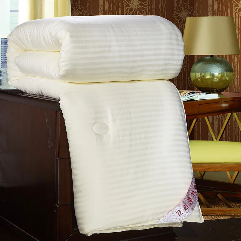 

Comforter Queen Size 100% Cotton Cover Silk Filled Down Proof Baffle Boxes Construction,Soft and Warm