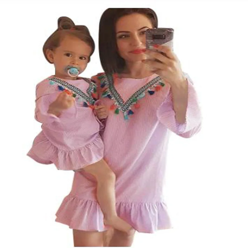 Семейные комплекты; мини-платье в полоску с бахромой и рукавом «девять четверти»; платье для мамы и дочки; летняя одежда; одежда для мамы и дочки
