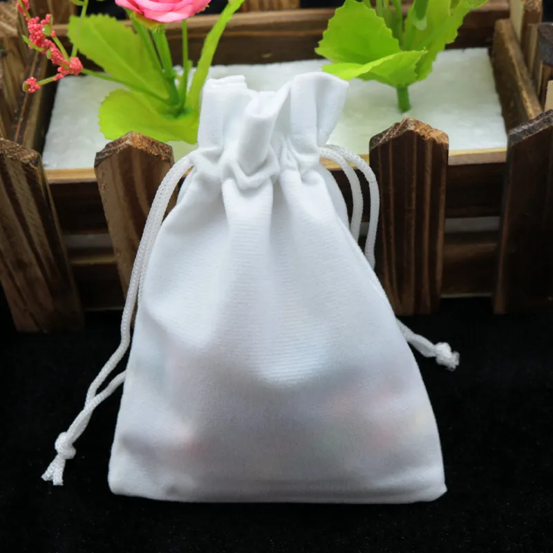 100 шт./лот, Белая бархатная сумка, 7x9 см, маленькая сумка для ювелирных изделий, сумка для свадебного подарка, сумка на шнурке, очаровательные упаковочные сумки для ювелирных изделий
