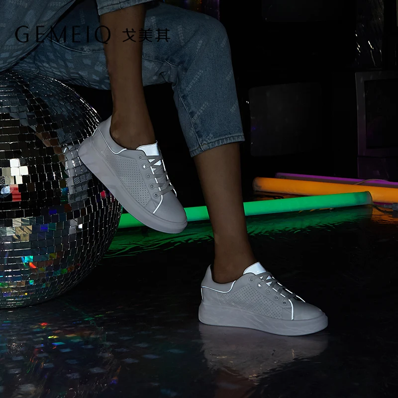 

GEMEIQ 2019 New joker leisure female sandals in summer In higher permeability glowing white shoe for women's shoes
