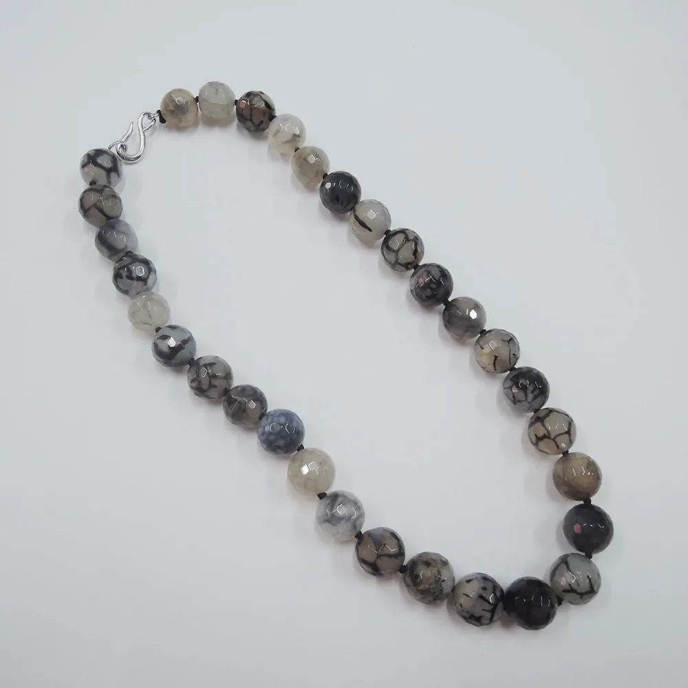 Модное ожерелье с красивой застежкой
