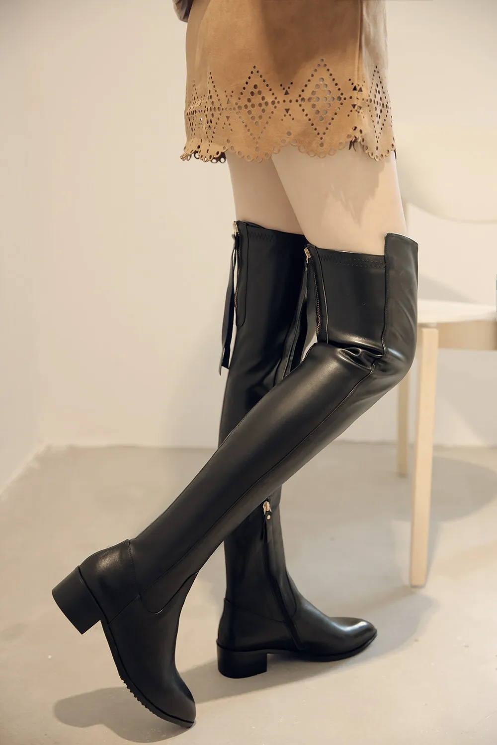 Оригинальные модные зимние женские ботинки пикантные женские ботинки с острым носком на не сужающемся книзу массивном каблуке Дамская обувь выше колена американские размеры 3-10