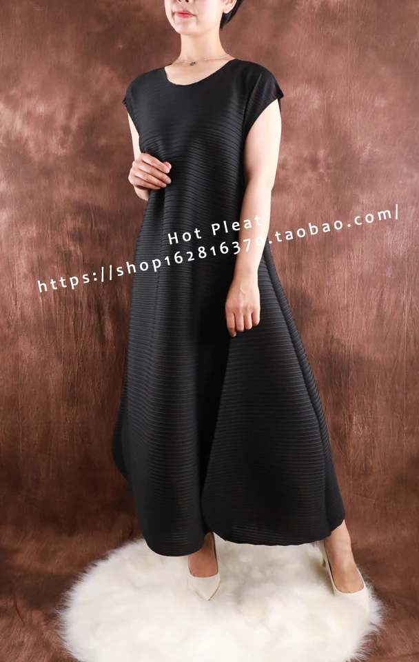 Miyake folds spring new short-sleeved loose solid color beach casual plus size loose long dress free shipping