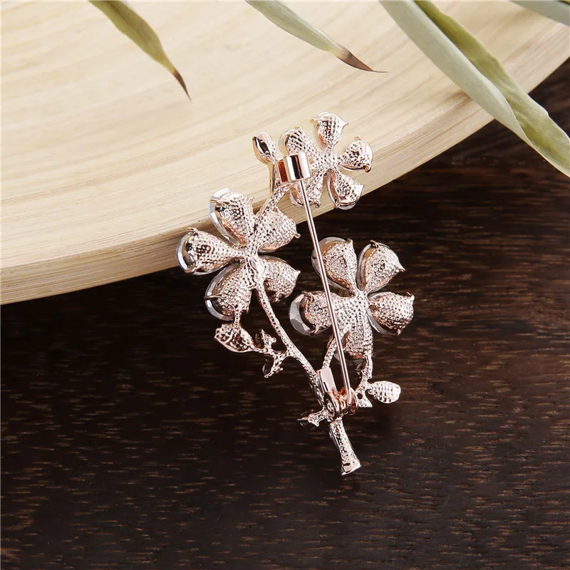 TDQUEEN Brooches Trendy Crystal Pins and Brooches Safety Pin Jewelry Gold-color Zinc Alloy Metal Brooch for Women 1