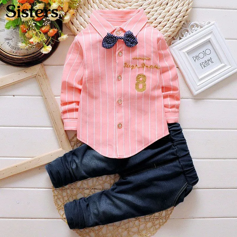 Online SISRERS 2017 Baby Boys traje camisa camiseta + jeans 2 uds Rebeca a rayas pajarita moda denim traje alfanumérico 8 ropa