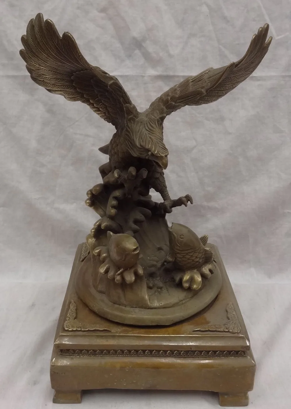 

JP S0282 15" Chinese Bronze Grand Prospect Wealth Eagle Hawk Catch Fish Statue Sculpture