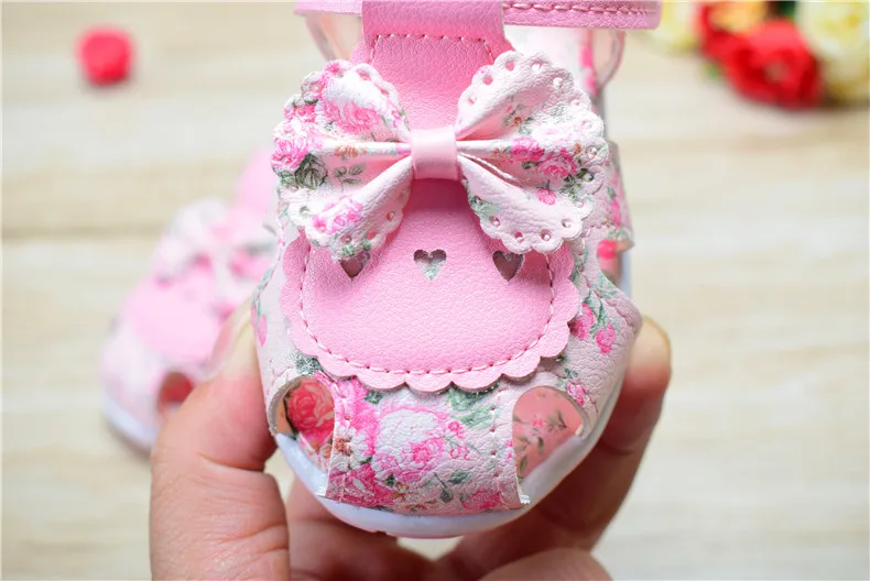 Новая летняя детская обувь сандалии для маленьких девочек кожаные туфли принцессы с цветочным принтом мягкие детские сандалии для девочек 15-25