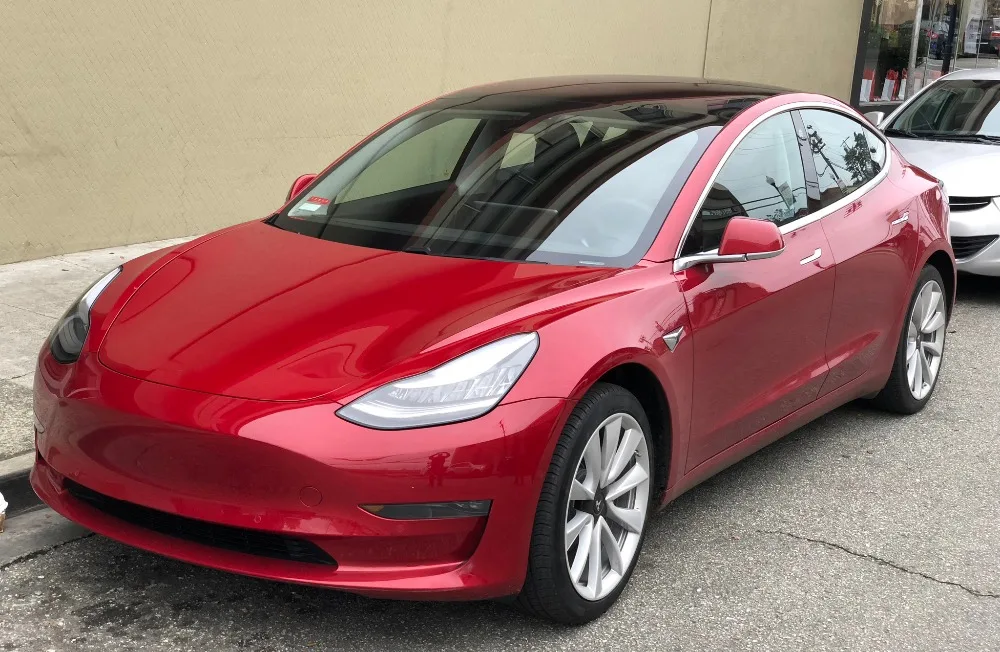 Tesla_Model_3_parked,_front_driver_side 副本