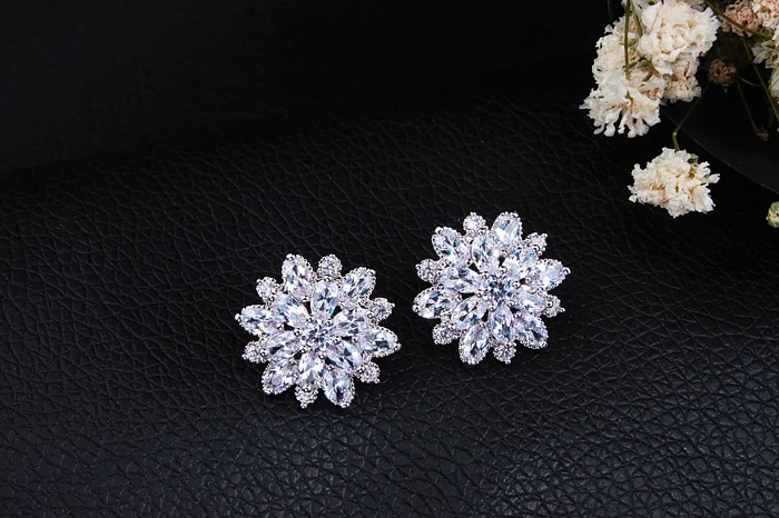 新デザインウェディングジュエリー高級クリア AAA オーストリアジルコンイヤリングエレガントな 925 スターリングシルバーの花スタッドピアス
