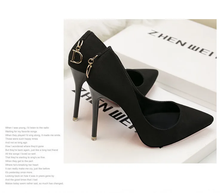 Туфли-лодочки на каблуке 11 см; модные простые и детальные замшевые туфли на высоком каблуке с закрытым острым носком и d-образной пуговицей; пикантная женская обувь