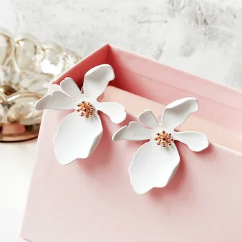 

Korean version of the new daisy petals earrings female personality exaggerated temperament wild ear jewelry