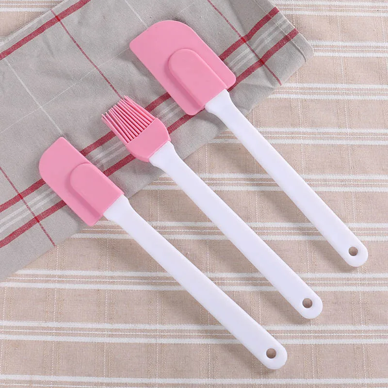 

Three-Piece Portable Plastic Baking Tool Kitchen Gadgets Food Grade Dough Cutter Cake Cream Scraper Silicone Brush