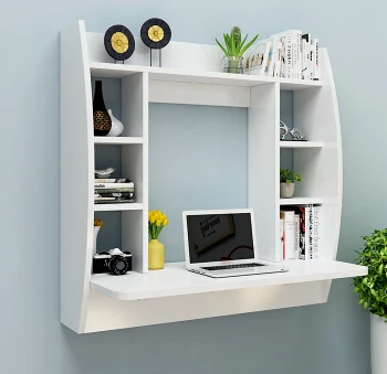 Multi função de computador de mesa na parede. pendurado