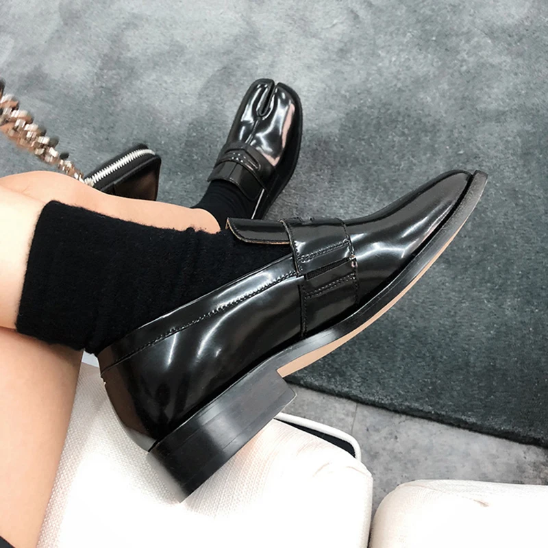 Уникальные черные кожаные туфли; женская обувь на плоской подошве с раздельным носком; модельные туфли; шикарные дизайнерские лоферы