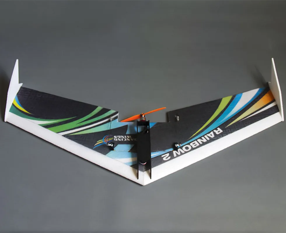 Détail du moteur brushless 2050KV et de l'ESC 20A fixés sur l'aile volante RC Rainbow 1000mm