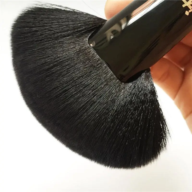 IT BRUSHES FOR ULTA Velvet Luxe Empress Fan Brush #324 - 5