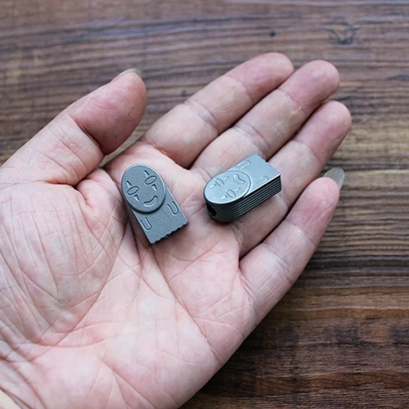 Sprited-Away-No-Face-Man-Titanium-Knife-Beads-Pendant-Hanging-Buckle-EDC-Umbrella-Rope-Pendant-Paracord (5)