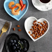 Piatto di ceramica Colorato Vassoio a Forma di Cuore Piatto Piatto Piatto Piatto Piatto Da Dessert Caffè Negozio di Frutta Contenitori Nobile Dado Vassoio Bello Piatto Da Tavola 1pcs(China)