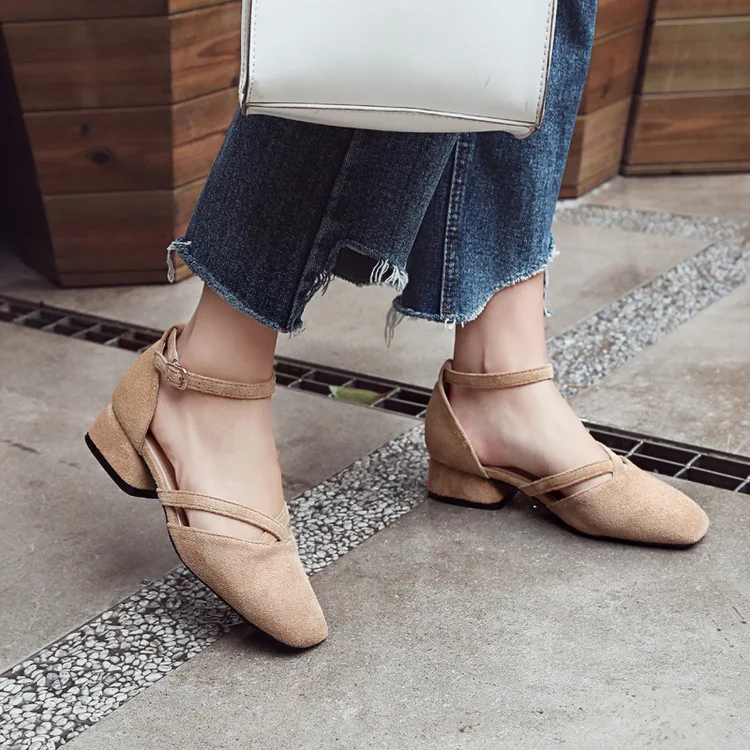 Обувь в римском стиле с квадратным носком в стиле ретро; женские летние босоножки; выразительные босоножки на толстом каблуке с вырезами и закрытым носком; sandalias mujer; обувь из флока с пряжкой и ремешком