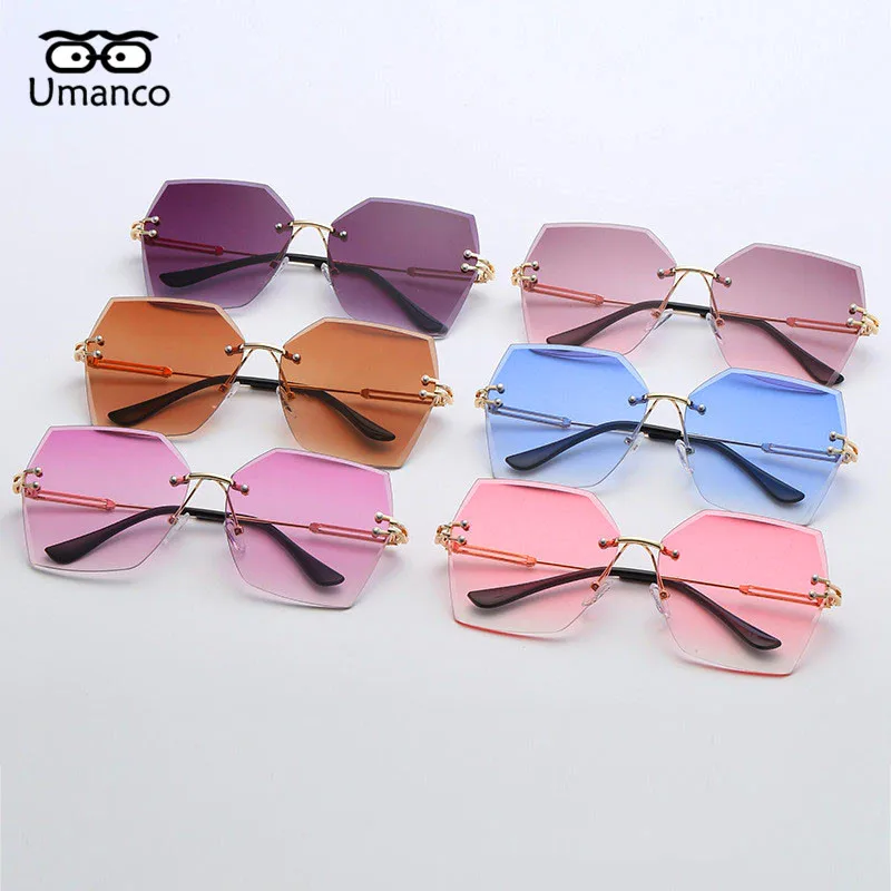 

Umanco 2019 New Oversized Square Design Cut Sunglasses For Women Men Fashion Brand Glasses Alloy Frame PC lens Beach Travel Gift