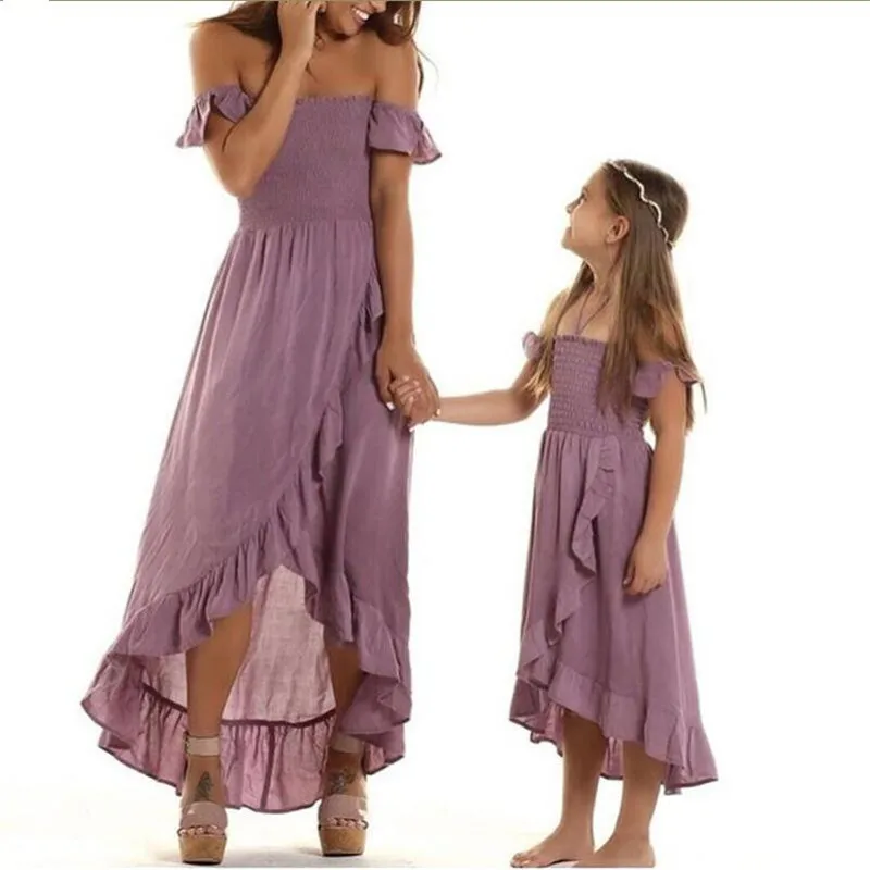 Семья к футболке одежда платье для мамы и дочки летнее платье со складками, с открытыми плечами для отпуска, в богемном стиле Пляжные наряды Одежда для мамы и дочки