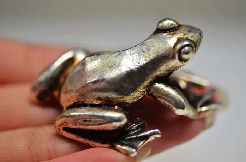 

COLLECTIBLE DECORATE CHINESE SILVER COPPER HANDWORK CARVED FROG STATUE