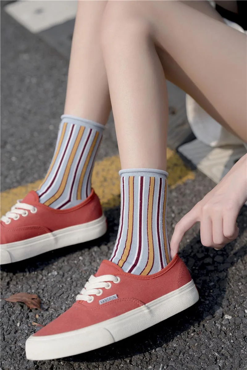 Новые женские носки для улицы в Корейском стиле; индивидуальные цвета; гофрированные полосатые повседневные забавные носки в студенческом