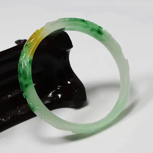 

2763 BEAUTIFUL HAND-CARVED EMERALD GREEN JADEITE JADE GEMS BANGLE BRACELET