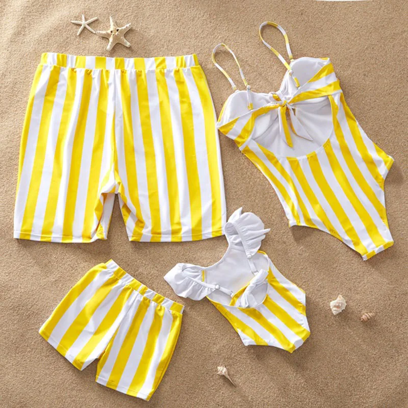 Купальник для мамы и дочки, мама и я, семейные купальники, желтый полосатый купальник, мужские пляжные шорты для мальчиков, Семейные комплекты, один предмет