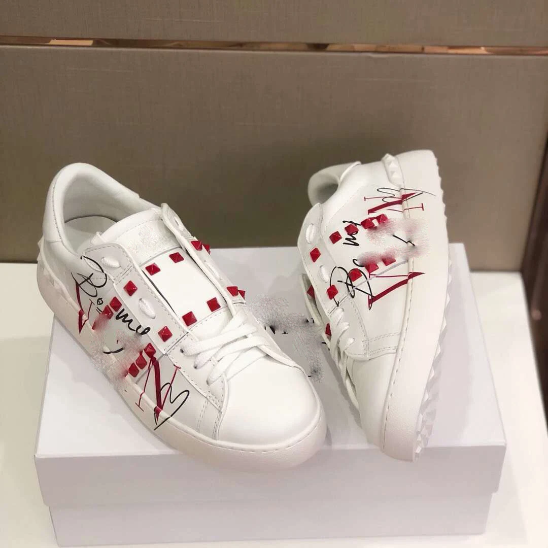 

V-home rivet small white shoes European and American spring 2019 new star and companion couple pure leather leisure slapboard sh