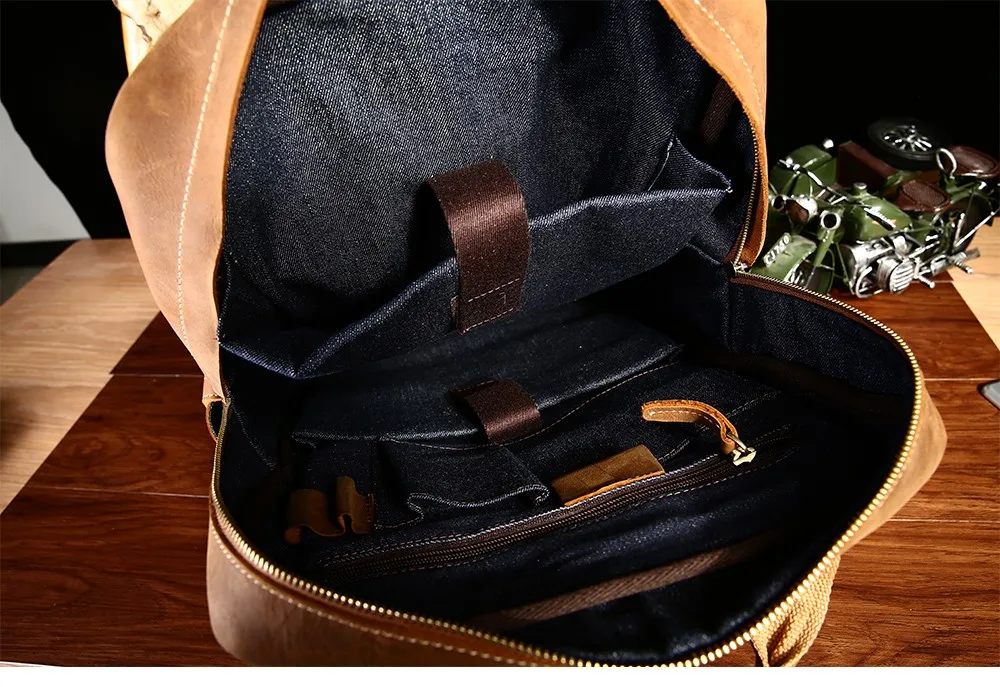 Présentation des poches et grande capacité du sac à dos en cuir