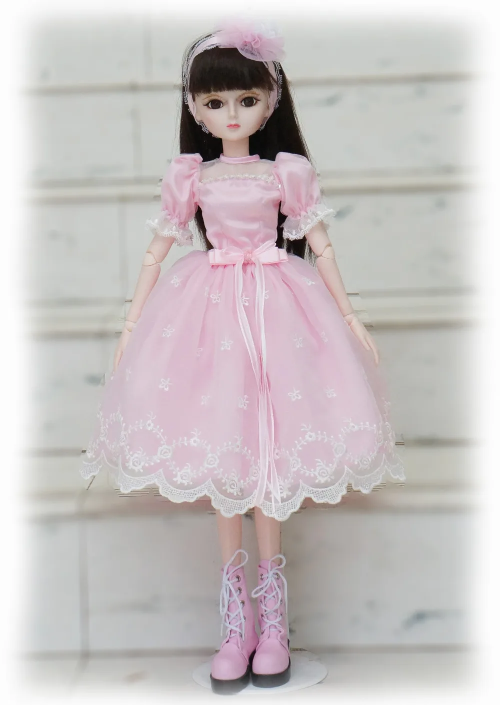 muñeca con vestidos intercambiables