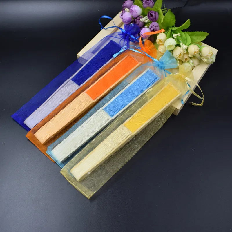 80 шт Индивидуальный Шелковый ручной вентилятор в элегантной роскошной подарочной коробке+ вечерние веера с принтом, свадебные подарки, свадебный веер в сумке из органзы - Цвет: Mixed Color Bag