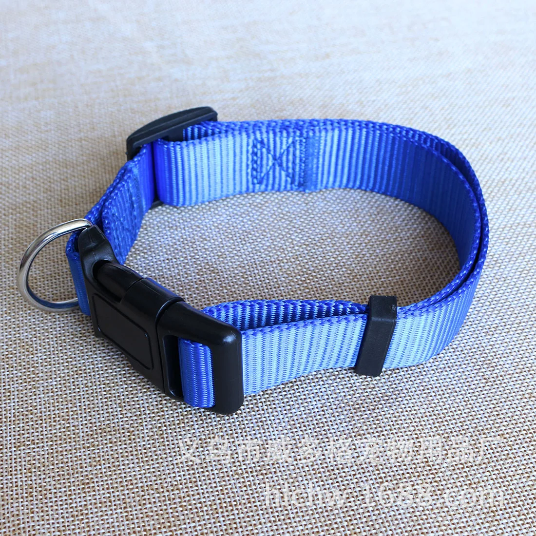 A single plain nylon collar