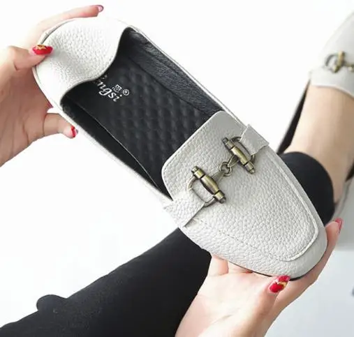 

2018 new flat shoes, metal buckle fashion casual shoes.