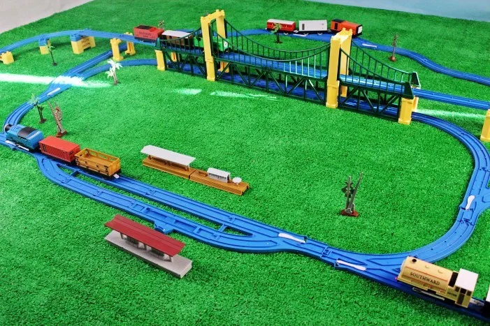 

[Funny] 119pcs 4 locomotive 8 carriage Trains Educational Electronic Model Electric Rail Train car slot runway orbit toy