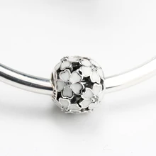 Настоящее серебро 925 проба Шарм белая эмаль поляна примул Подвески проложить CZ цветок бусины на браслеты для женщин подарок