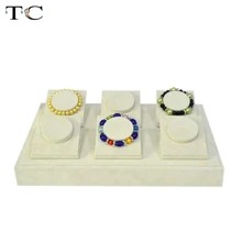 Браслет, драгоценности, на витрине браслет держатель подставки браслет дисплей бежевый бархат дисплей 6 шт. браслет стенты лоток бежевый чехол