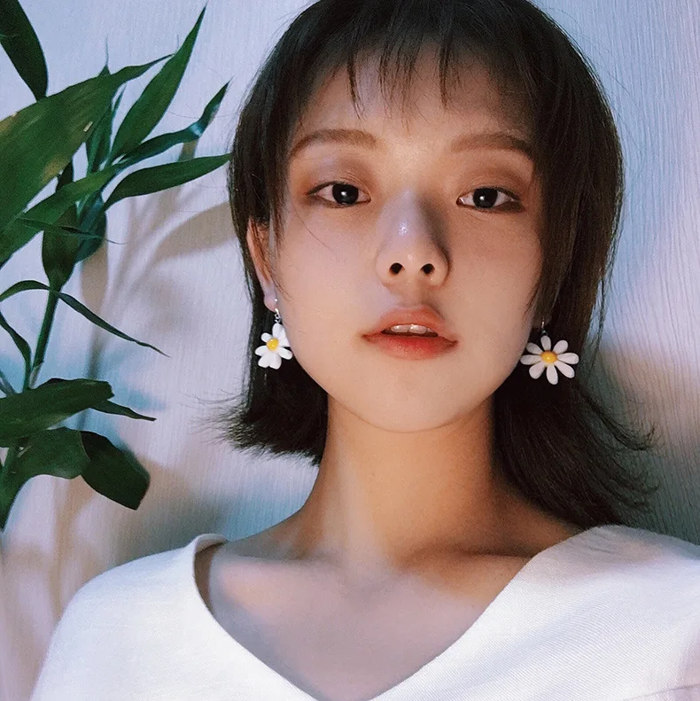 2018 Summer Lovely Cute Blue / White Acrylic Daisy Flower Small Drop Earrings for Women Girls Wedding Charm Jewelry Gift