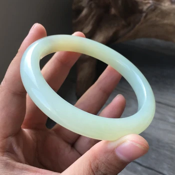 

Hetian yu Russian sugar white yu bracelet Green white powder green bracelet