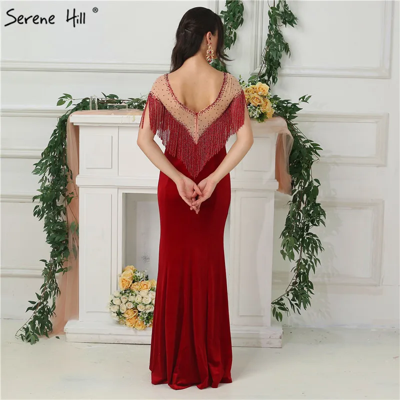Женское вечернее платье без рукавов украшенное бусинами и бахромой модель 2020