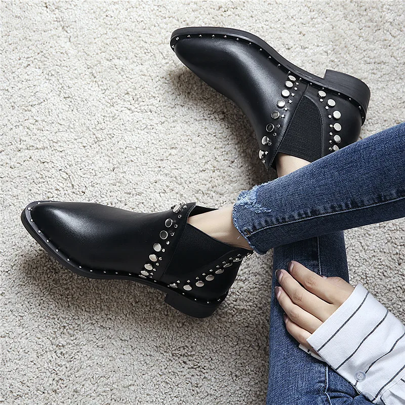 

Punk Rivet Martin Boots Women Brand Pointed Toe Leather Booties Studded Thick Low Heels Chelsea Ankle Botas Plush Shoes Winter