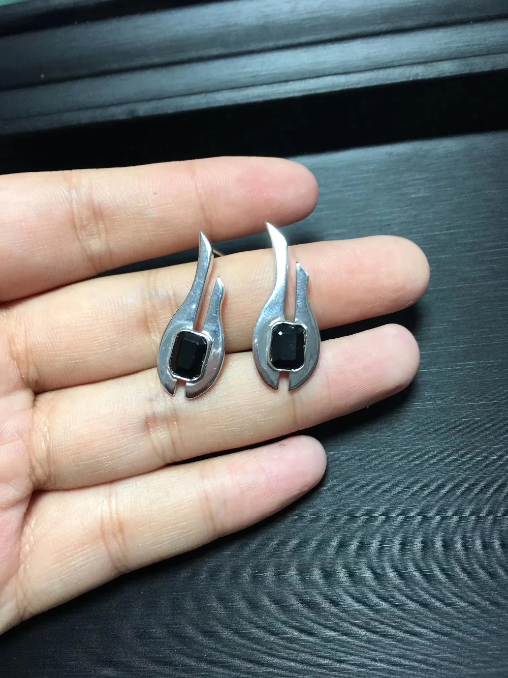 Сапфировые Серьги натуральной сапфир 925 серебро Fine jewelry 5*7 мм 2 шт
