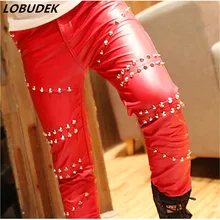 Костюм костюмы dj личность панк кожа с заклепками брюки мужские черные красные заклепки тонкие кожаные штаны танец певец шоу-Джей представление