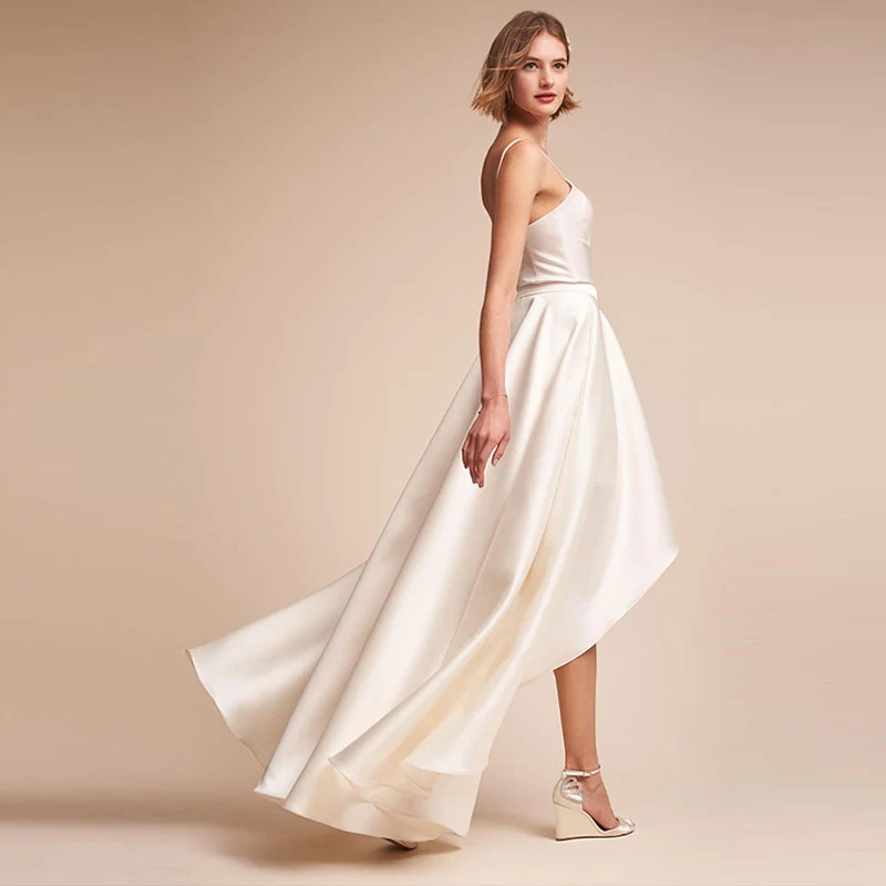 Это YiiYa свадебное платье яркий атласный, высокий, низкий длины Свадебные платья из жемчуга Спагетти ремни v-образным вырезом застежка-молния Свадебные платья G001