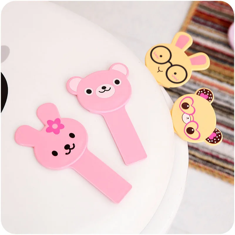 

1Pcs cartoon animal large non-dirty hand toilet cover device toilet cover handle uncovering device flip cover random color