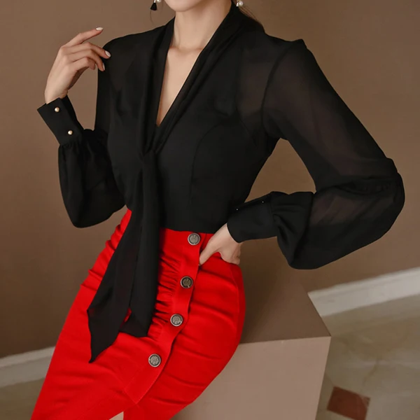 Пикантные черные сапоги шифоновая рубашка и красная юбка в виде хвоста русалки