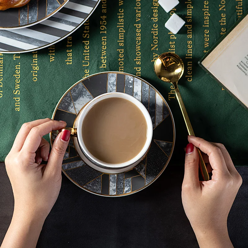 Yolife Керамика чашки и блюдца костяной фарфор Кофе чашка набор Британский день Чёрный чай набор фарфоровой Чай чашка с ложкой