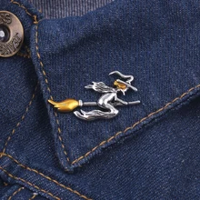 Bruxa voando equitação broche crachá metal bruxa em voar amarelo pintado óleo com chapéu pino jóias equitação atacado
